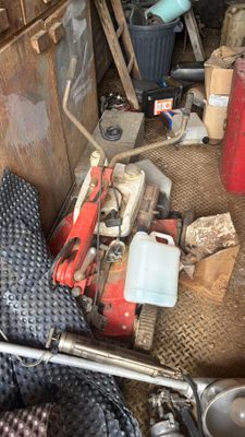 un tas d'outils posés par terre dans un garage
