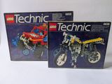 deux lego technics sont posés côte à côte sur une surface blanche
