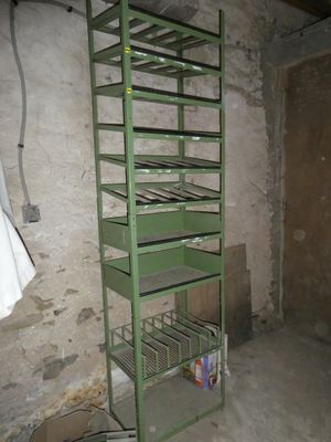 une étagère verte dans un coin de la pièce