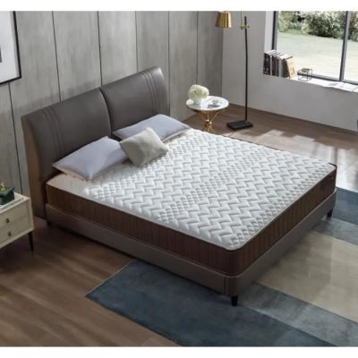 un lit sur lequel est posé un matelas dans une pièce