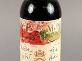une bouteille de vin rouge sur fond gris, avec un bouchon rouge