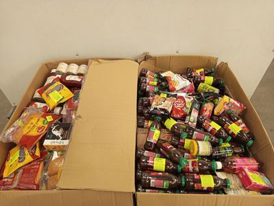 une boîte en carton remplie d'un assortiment de snacks et de boissons