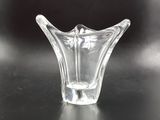un vase en verre posé sur une table