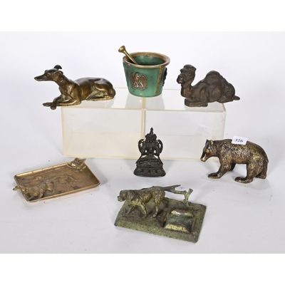 plusieurs figurines en bronze représentant des animaux, notamment un chien, un chat et un oiseau