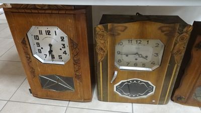 trois horloges posées par terre les unes à côté des autres