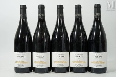 six bouteilles de vin sont alignées sur une surface blanche