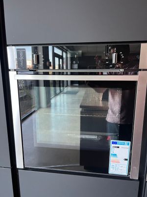 un four encastré dans le mur de la cuisine