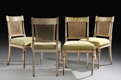 trois chaises avec des coussins de dossier en rotin et une assise en rotin