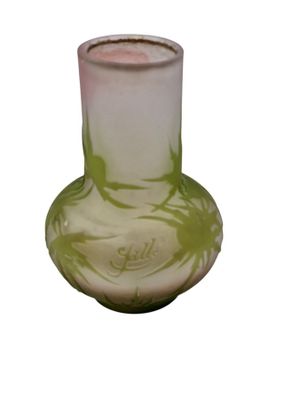 un vase vert et blanc orné d'un motif de palmier