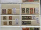 Plusieurs types de timbres sont exposés dans un classeur posé sur une table