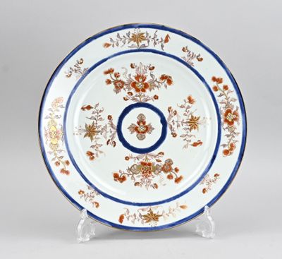 une photo d'une assiette décorative à bord bleu