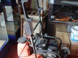 une machine posée sur le sol d'une pièce