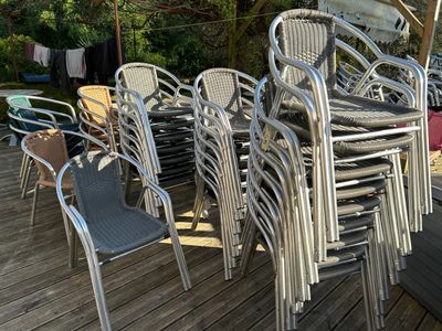 32 fauteuils d'extérieur empilables en aluminium et plastique tressé d - Photo 1