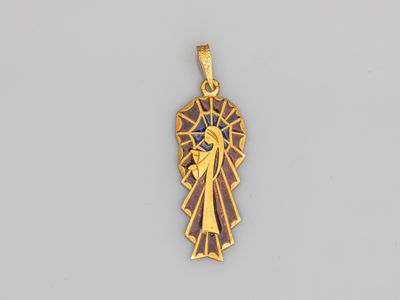 une image représentant un pendentif en or à l'effigie de Jésus, orné d'une croix