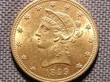 Gros plan sur une pièce d'or ornée d'une tête de femme