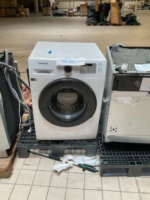 une machine à laver et un sèche-linge posés par terre dans une pièce