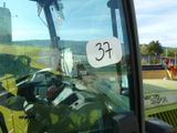une photo d'un tracteur garé dans l'herbe