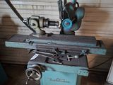 une machine qui se trouve dans un garage