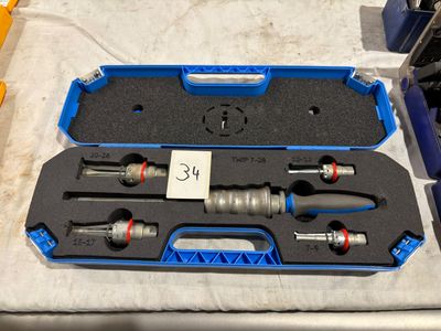 une mallette bleue contenant des outils, posée sur une table