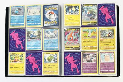 beaucoup de cartes Pokémon posées ensemble sur la table