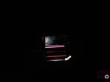 l'image noire d'un téléviseur dans l'obscurité