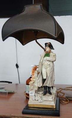 une statue représentant un homme tenant un parapluie, posée sur un bureau