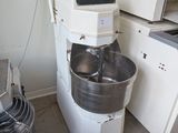 une image d'une cuisine avec un mixeur et d'autres appareils électroménagers