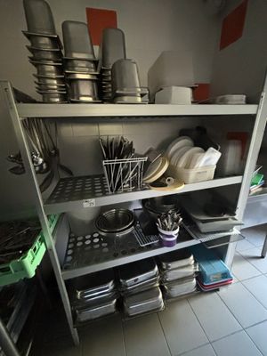 de nombreux plats et casseroles sur les étagères de la cuisine