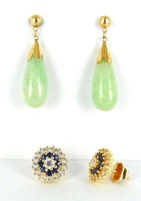 trois paires de boucles d'oreilles en jade et en saphir