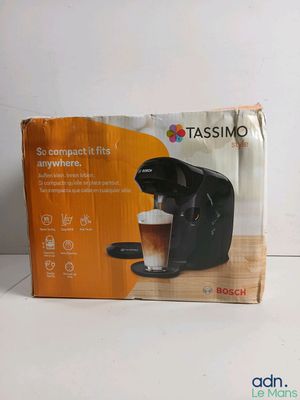 La boîte de la machine à café est ouverte sur la table.
