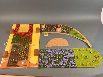 tout un tas de fleurs et de plantes de toutes sortes sur la table