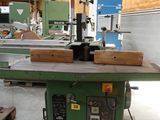 a picture of a machine that is sitting in a warehouse
