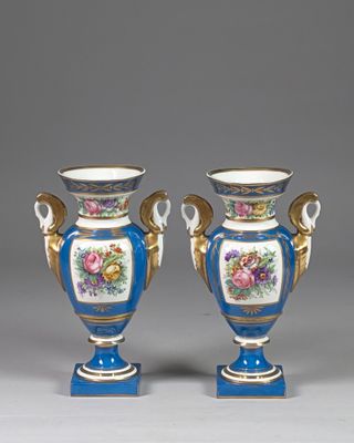 paire de vases bleus et or à motifs floraux