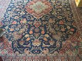 Un tapis oriental est posé sur le sol du salon.