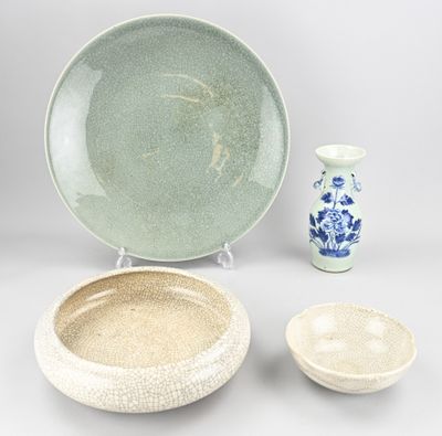 trois bols et une assiette posés sur une table