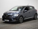 une voiture grise garée dans une pièce au sol en damier