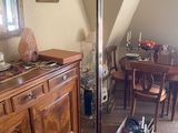 une pièce dans laquelle se trouvent une table, une chaise et une lampe