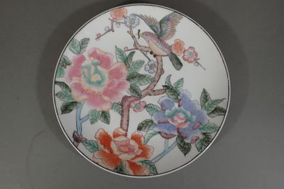 CHINE. Coupe en porcelaine à décor polychrome d'oiseau branc…