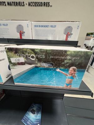 une boîte de Maytronics posée sur une étagère dans un magasin
