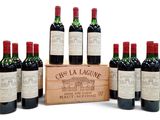 six bouteilles de vin rouge dans une caisse en bois sur fond blanc