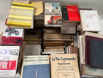 un grand nombre de livres empilés les uns sur les autres