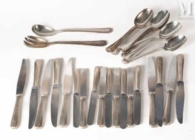 un grand nombre de cuillères et de fourchettes disposées sur la table