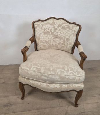une chaise ornée d'un motif floral dans une pièce