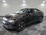 le 4x4 noir est garé sur le sol en damier d'un garage