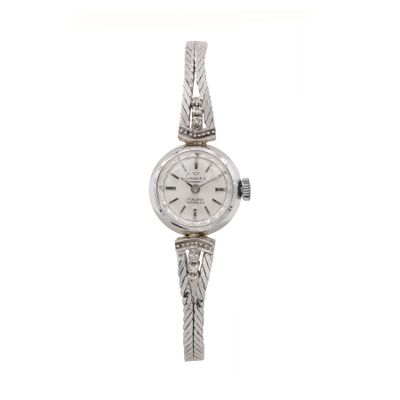 Image d'une montre-bracelet de femme sur fond blanc