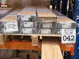 de nombreux cartons sur les étagères de l'entrepôt