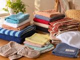 des serviettes empilées les unes sur les autres sur une table en bois