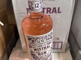 une bouteille d'alcool posée sur une boîte en carton
