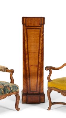 trois meubles, à savoir une horloge, une chaise et une armoire