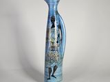 un vase bleu avec l'image d'une femme dessus